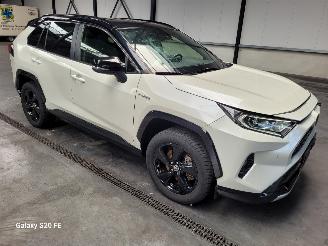 Unfallwagen Toyota Rav-4 Hybrid 2.5 131-KW Automaat Two-Tone 2-WD 2020/9