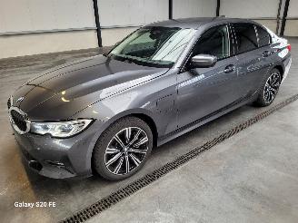 Schadeauto BMW 3-serie 330e Limo 215-KW Automaat High-Executive 2019/10