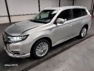 krockskadad bil auto Mitsubishi Outlander 2.4 PHEV 99-KW Automaat AWD Plug-In-Hybrid 2021/5