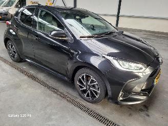 damaged passenger cars Toyota Yaris Hybrid 1.5 67-KW Automaat 5drs Executive 2021/4