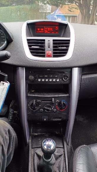 Peugeot 208 16VTi picture 8