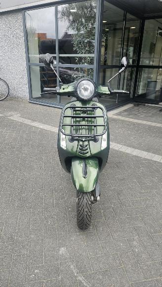 Vespa  Primavera 4T picture 2