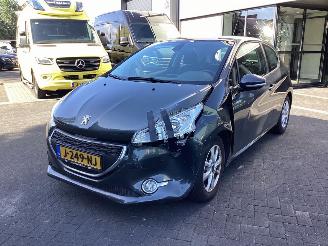 Damaged car Peugeot 208 1.2 Vti Active 2012/8