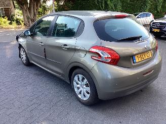 Peugeot 208  picture 7