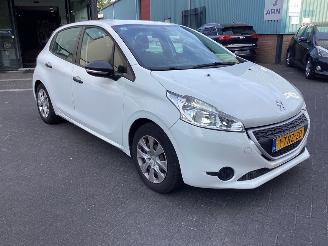 Peugeot 208  picture 3