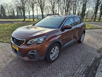 Damaged car Peugeot 3008 1.2 PureTech Blue Lease Executive 2017/9