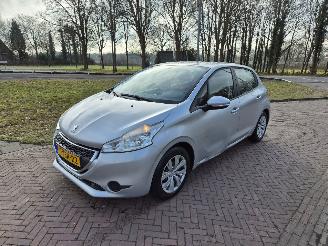 skadebil auto Peugeot 208 1.2 VTi Active 2013/3