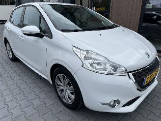 krockskadad bil auto Peugeot 208 1.2 e-VTi  Automaat  Navi Clima Pdc 2013/11