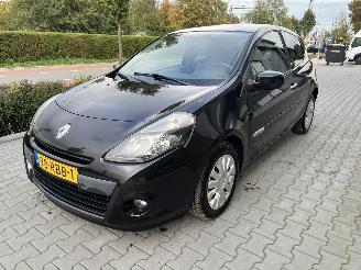 skadebil auto Renault Clio 1.5 dCi Parisienne 2011/4