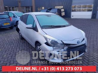 Vrakbiler auto Toyota Yaris Yaris III (P13), Hatchback, 2010 / 2020 1.5 16V Hybrid 2014/1