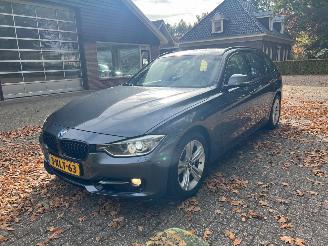 uszkodzony samochody osobowe BMW 3-serie 320i Executive Sport Aut. 2013/6