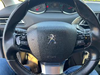 Peugeot 308 1.6 BluedHdi Pack picture 13