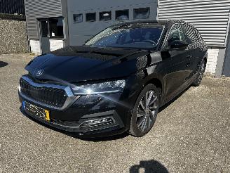 krockskadad bil auto Skoda Octavia Combi 1.0 e-TSI AUTOMAAT / VIRTUAL COCKPIT 2023/12