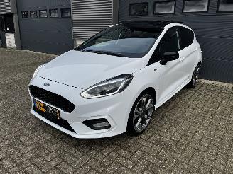 skadebil auto Ford Fiesta 1.0 ST-LINE PANODAK / CRUISE / NAVI / 125PK 2019/2
