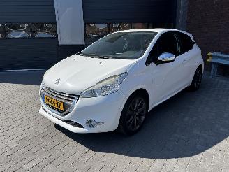 damaged passenger cars Peugeot 208 1.6i GT CLIMA / CRUISE / PDC 2013/8