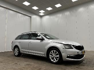 krockskadad bil auto Skoda Octavia Combi 1.6 TDI DSG Edition Navi Clima 2019/8