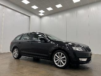 Vaurioauto  passenger cars Skoda Octavia Combi 1.6 TDI Ambition Panoramadak Navi Clima 2015/1