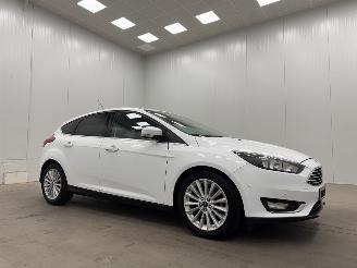 Voiture accidenté Ford Focus 1.0 Titamium 5-drs Navi Clima 2016/10