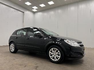 skadebil auto Opel Astra 1.6i Autom. Edition 5-drs Airco 2009/11
