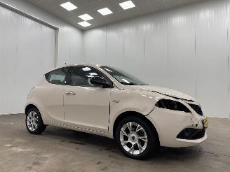 krockskadad bil auto Lancia Ypsilon 1.2 Opening Edition Navi Airco 2016/1