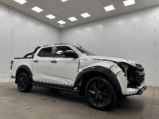 damaged passenger cars Isuzu D-Max 1.9 Autom. V-Cross DC 4wd Clima 2024/2