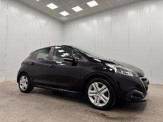 Voiture accidenté Peugeot 208 1.2 PureTech Signature 5-drs Navi Airco 2018/10