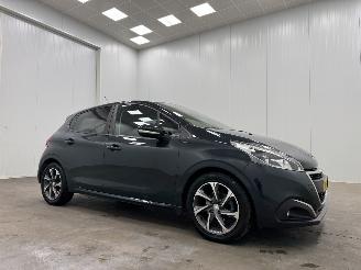 damaged passenger cars Peugeot 208 1.2 PureTech Signature 5-drs Navi Airco 2019/6