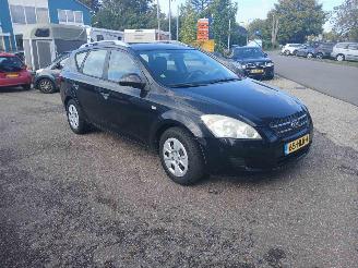 Damaged car Kia Cee d Cee\'d Sporty Wagon (EDF) Combi 1.6 CVVT 16V (G4FC) [93kW] 2009/3