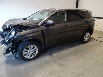 Salvage car Peugeot 5008 1.6 HDI 2017/9
