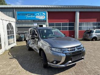 Vrakbiler auto Mitsubishi Outlander Outlander (GF/GG), SUV, 2012 2.0 16V PHEV 4x4 2015/10