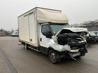 skadebil vrachtwagen Iveco Daily 2.3 Koffer met laadklep 2020/4