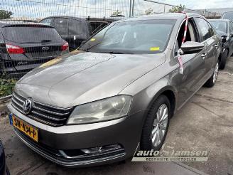 krockskadad bil vrachtwagen Volkswagen Passat Passat (362), Sedan, 2010 / 2014 1.4 TSI 16V 2012/3