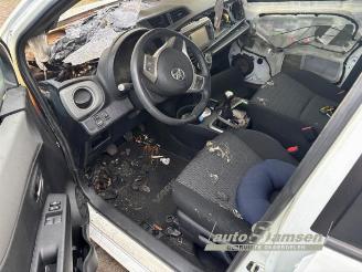 Vrakbiler auto Toyota Yaris Yaris III (P13), Hatchback, 2010 / 2020 1.0 12V VVT-i 2014/3