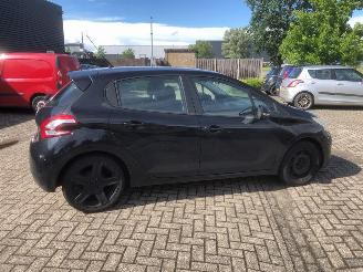 Peugeot 208  picture 9