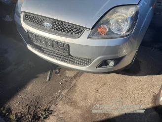 Coche siniestrado Ford Fiesta  2005/6