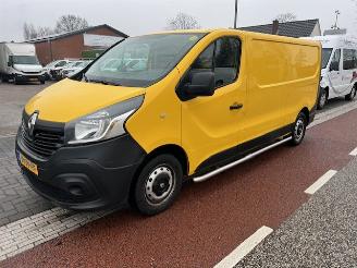 krockskadad bil bedrijf Renault Trafic 1.6 DCI  LANG L2H1 AIRCO KLIMA EURO6 2018/8