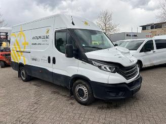 krockskadad bil bedrijf Iveco Daily 35S14 2.3D 100KW L2H2 AIRCO KLIMA 53000KM 2023/11