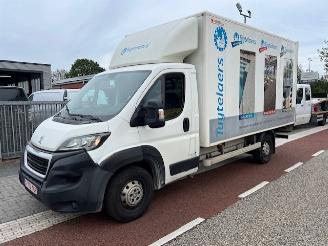 skadebil bedrijf Peugeot Boxer 2.0 BLUEHDI 120KW KOFFER LAADKLEP LBW KLIMA EURO6 2019/2