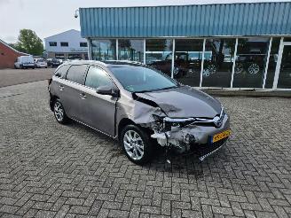 damaged passenger cars Toyota Auris 1.8 16V Hybrid Combi/o  Elektrisch Benzine 1.798cc 100kW (136pk) 2015/12