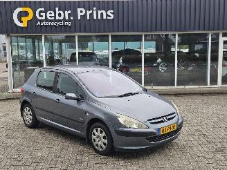 damaged passenger cars Peugeot 307 1.6 16V Hatchback  Benzine 1.587cc 80kW (109pk) FWD 2004/7