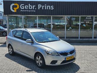 uszkodzony samochody osobowe Kia Cee d 1.4 16V Combi/o  Benzine 1.396cc 66kW (90pk) FWD 2011/4