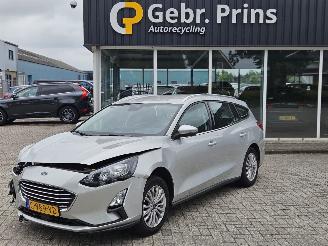 Damaged car Ford Focus 1.0 Ti-VCT EcoBoost 12V 125 Combi/o  Benzine 999cc 92kW (125pk) FWD 2019/12