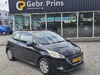 Unfallwagen Peugeot 208 1.2 Vti 12V PureTech 82 Hatchback  Benzine 1.199cc 60kW (82pk) FWD 2013/1