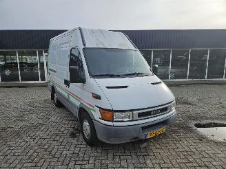 Voiture accidenté Iveco Daily 50C11 CHC  Diesel 2.798cc 78kW (106pk) RWD 2000/3