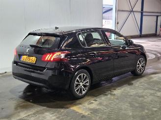 Voiture accidenté Peugeot 308 1.2 12V e-THP PureTech 110 Hatchback 4Dr Benzine 1.199cc 81kW (110pk) FWD 2021/5