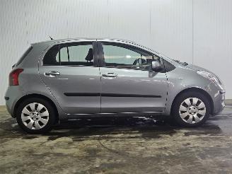 Toyota Yaris 1.3 16V VVT-i Hatchback  Benzine 1.298cc 64kW (87pk) picture 2