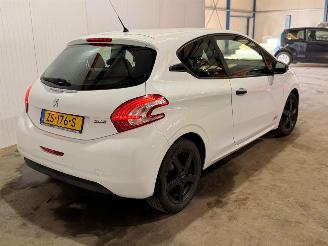 Auto incidentate Peugeot 208 1.0 Vti 12V PureTech Hatchback  Benzine 999cc 50kW (68pk) FWD 2014/2