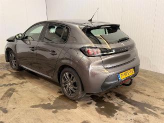 damaged passenger cars Peugeot 208 1.2 Vti 12V PureTech 100 Hatchback 4Dr Benzine 1.199cc 74kW (101pk) FWD 2022/6