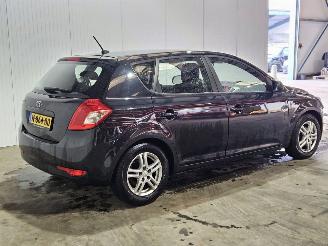 krockskadad bil auto Kia Cee d 1.4 CVVT 16V Hatchback 4Dr Benzine 1.396cc 66kW (90pk) FWD 2010/5