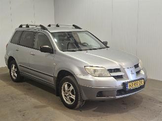 Voiture accidenté Mitsubishi Outlander 2.0 16V 4x2 SUV  Benzine 1.997cc 100kW (136pk) FWD 2005/10